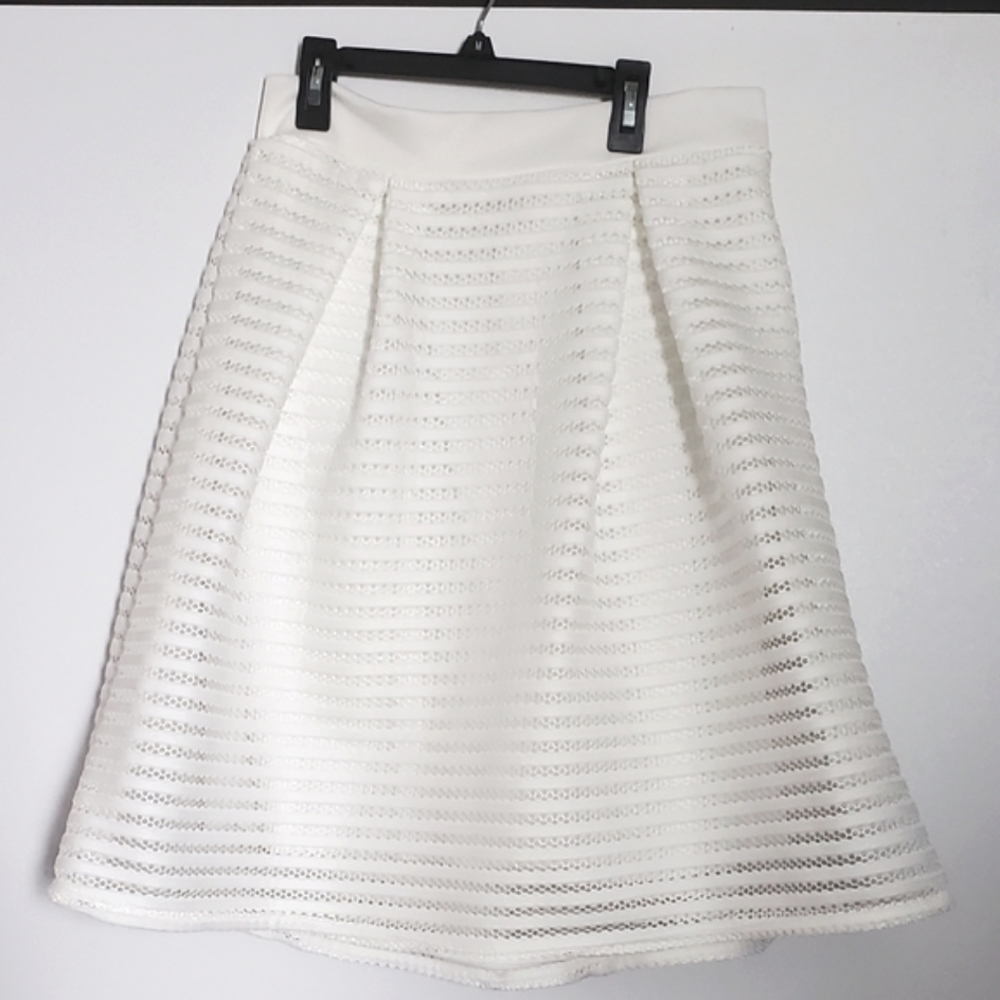 NWT White Hallow Out Pleated Swing Midi Skirt Large - Picture 3 of 7